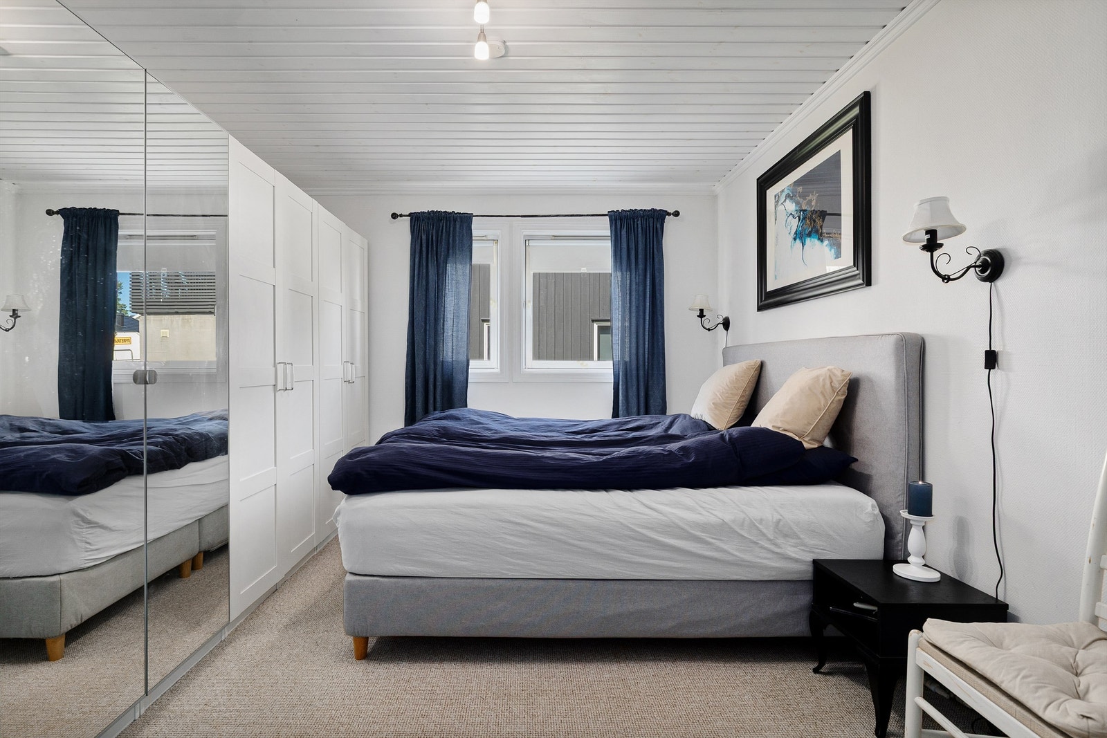 Godt med plass til garderobeskap og dobbeltseng Galleribilde