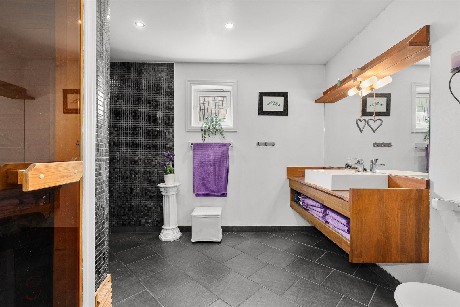 Stilfullt bad med flislagt gulv og gulvvarme Galleribilde