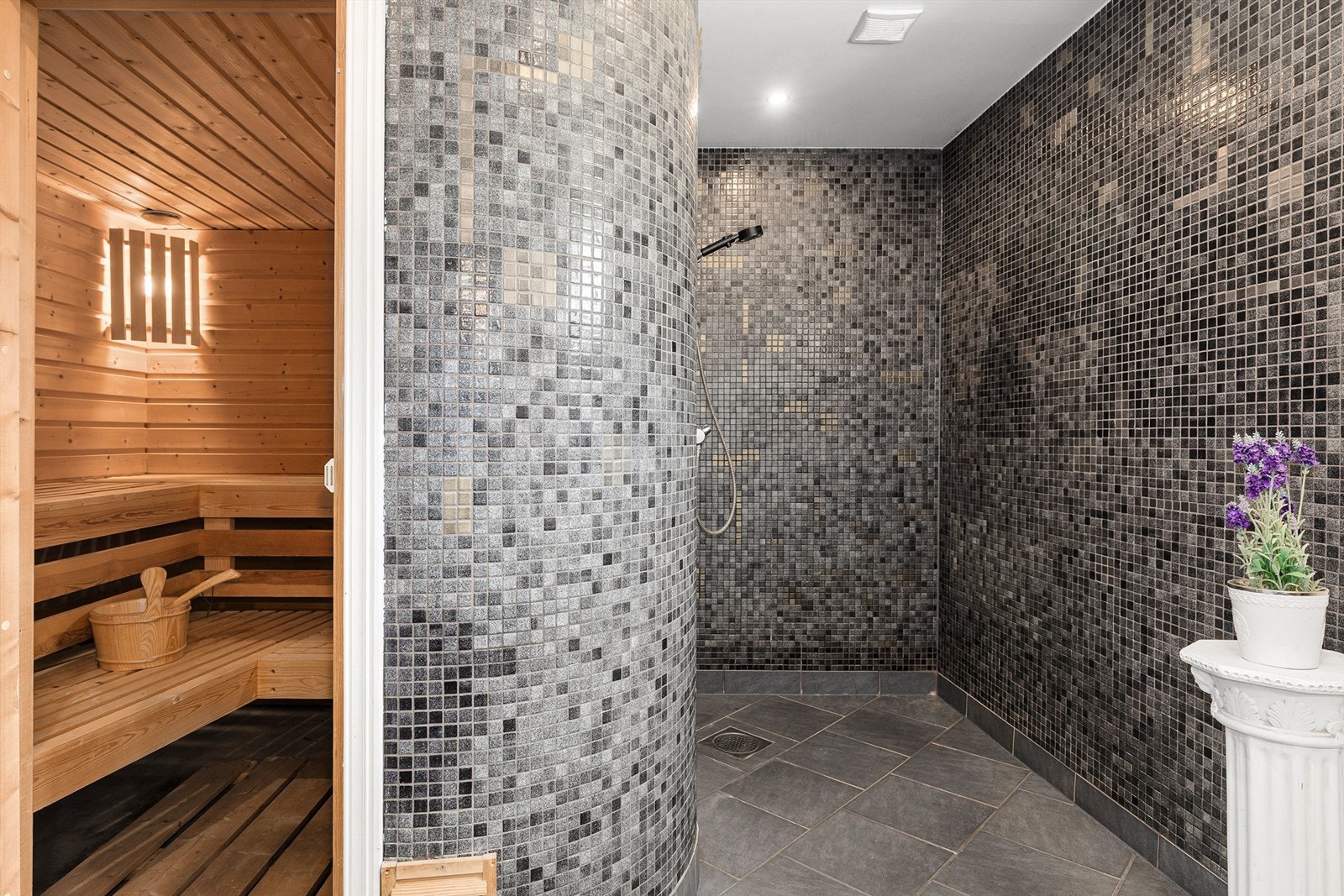 Flislagt dusjhjørne og badstue! Galleribilde