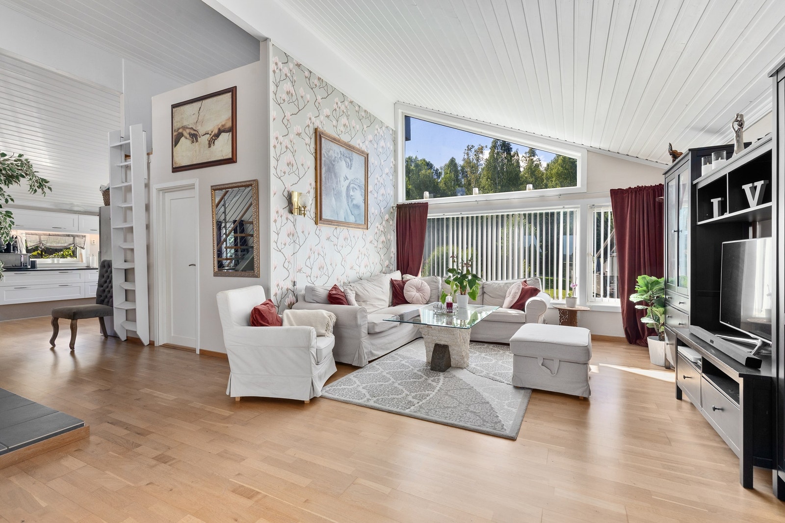 Store vindusflater som slipper inn rikelig med naturlig lys. Galleribilde