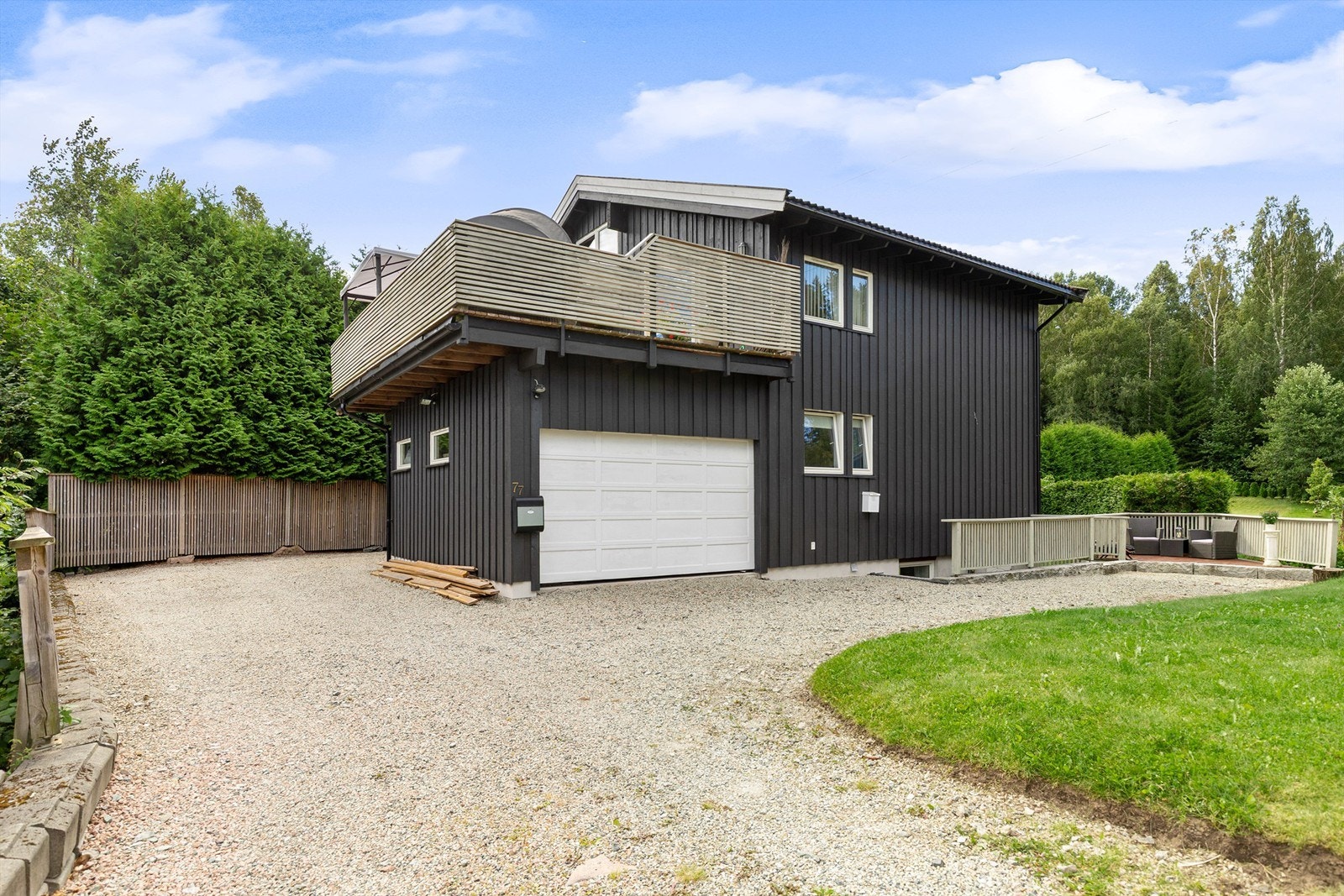 Stor gårdsplass med garasje og egen parkering til utleiedelen Galleribilde