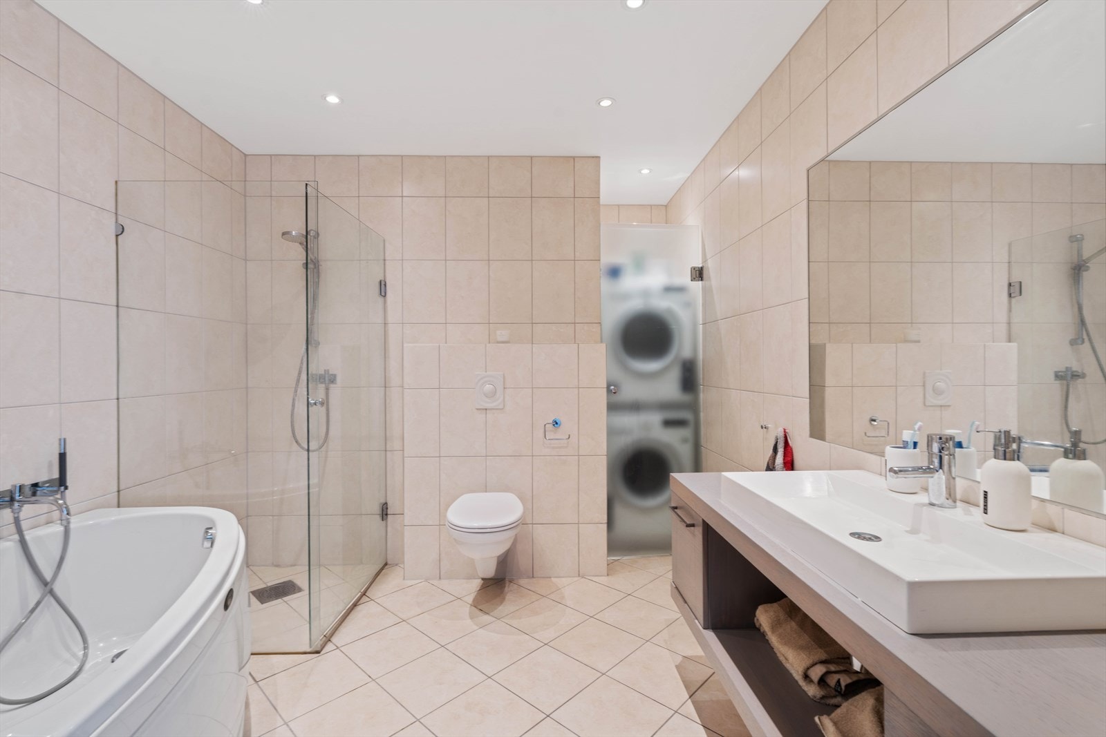 Bad med separat dusj og badekar Galleribilde