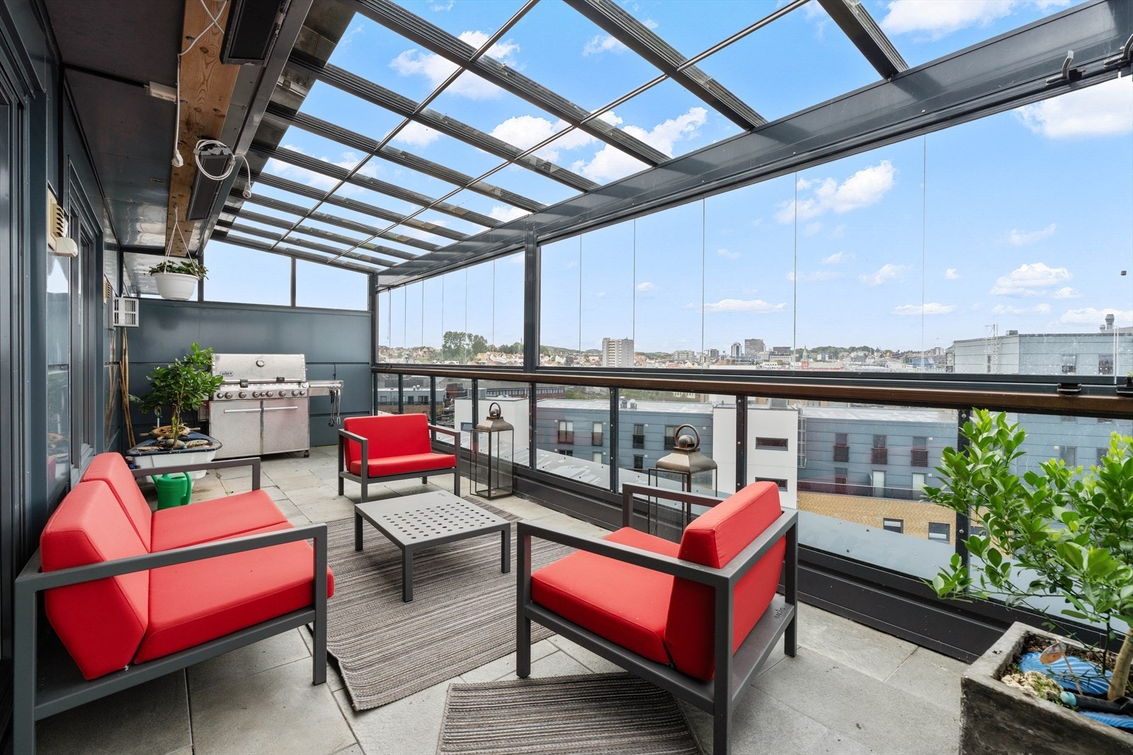 Stor terrasse med gassgrill og varmelamper Galleribilde