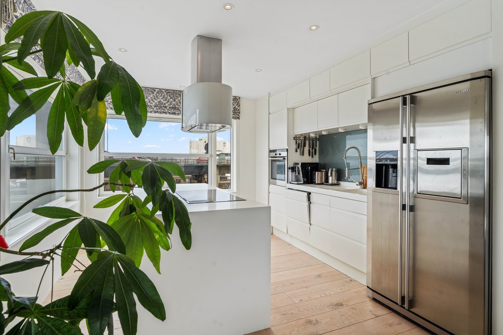 Kjøkken med alle hvitevarer Galleribilde