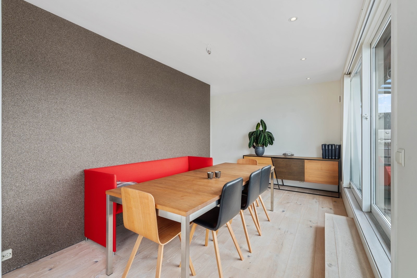 Spisestue med utgang til terrassen Galleribilde