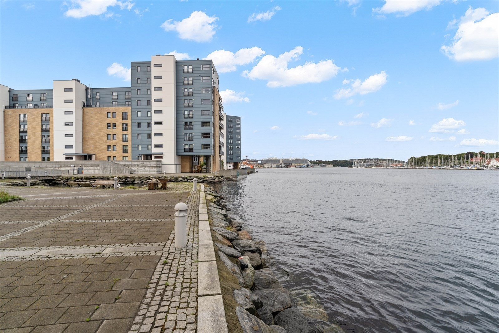 Flott turvei langs sjøen Galleribilde