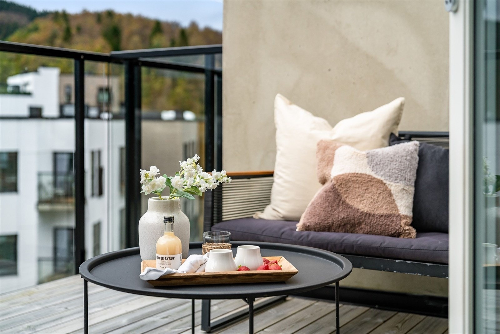 Fra stuen er det utgang til balkong med utsikt mot nærområdet Galleribilde