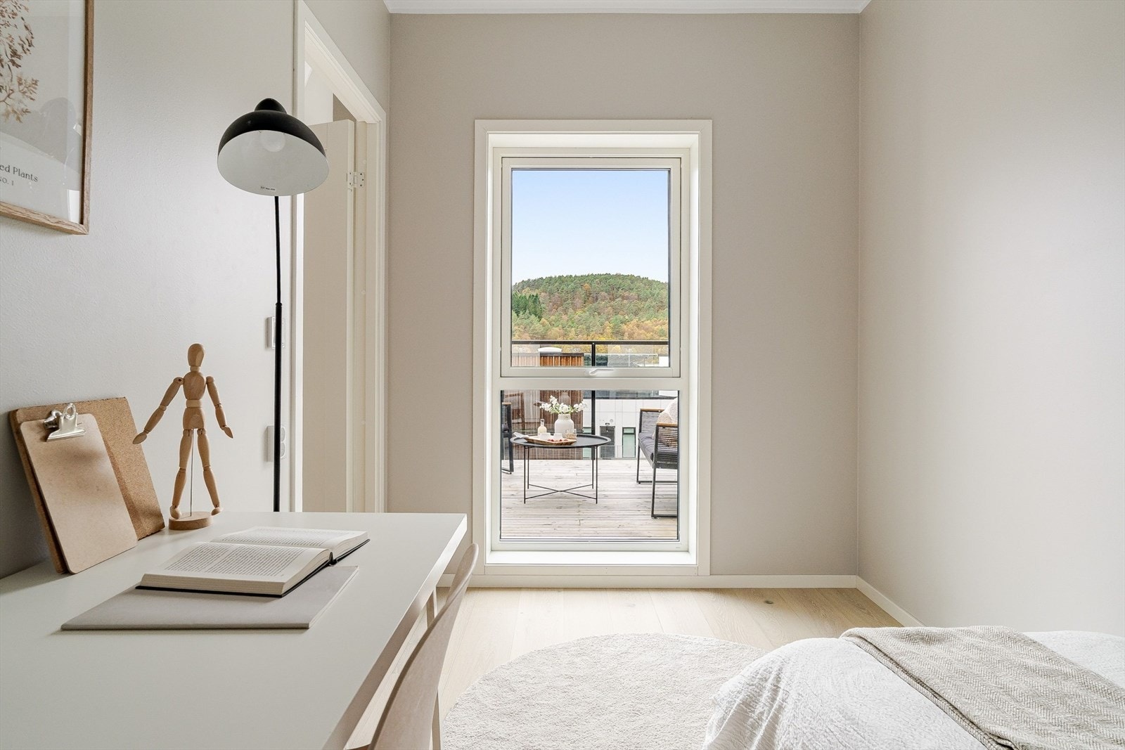 Lyst og lekkert soverom Galleribilde