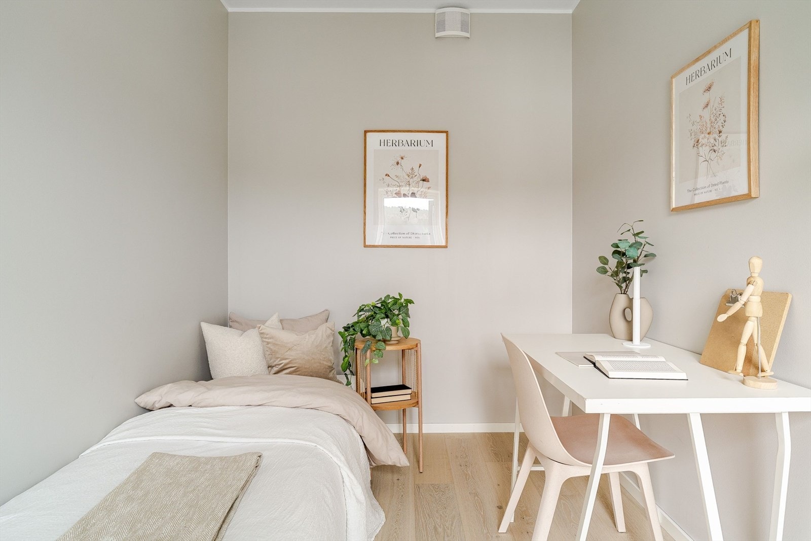 Leilighetens andre soverom har plass til seng og skrivebord Galleribilde