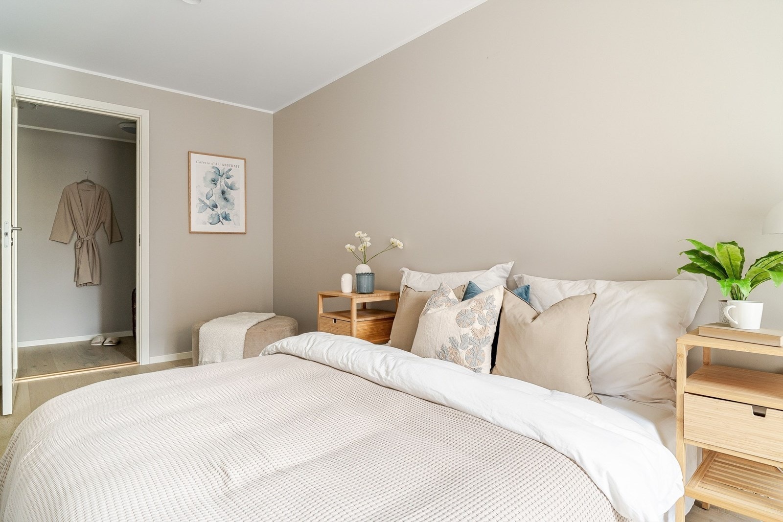 Gjennomført leilighet med harmoniske fargevalg Galleribilde