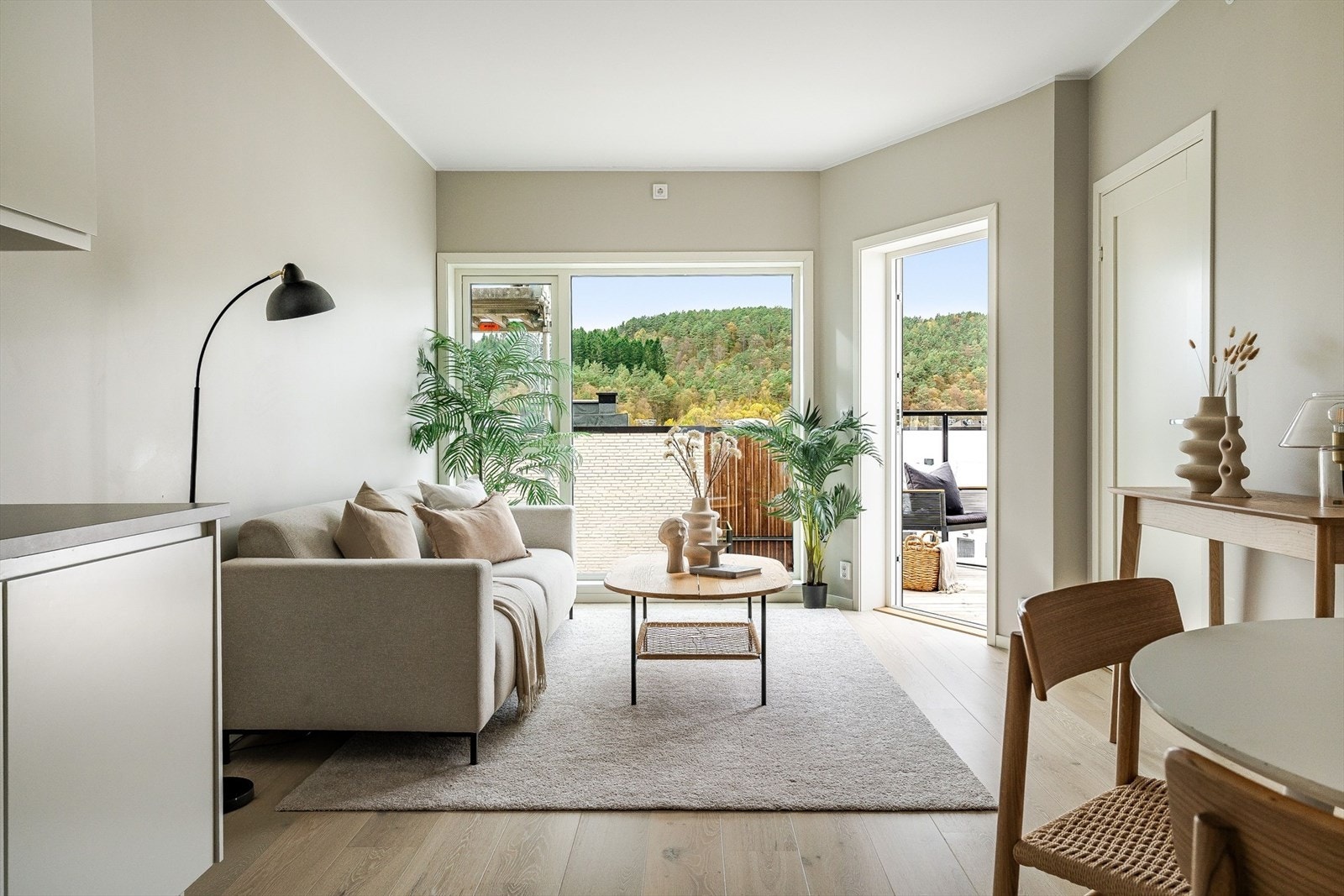 Pen og delikat stue med utgang til balkong Galleribilde