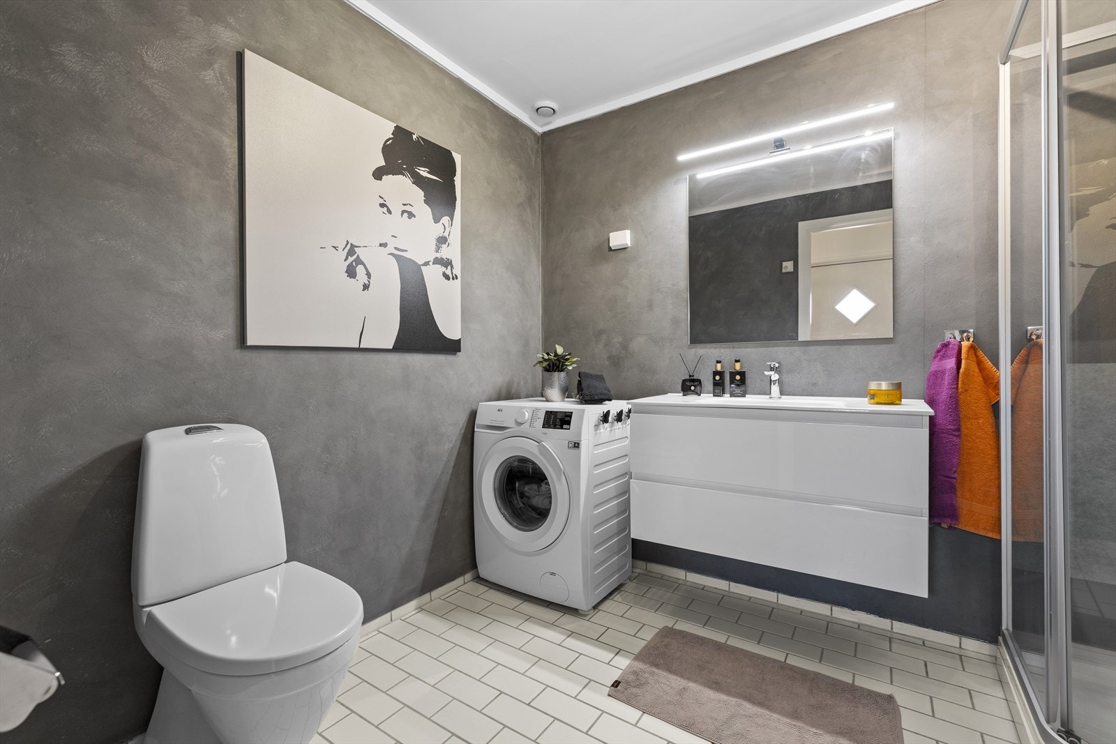 Flislagt gulv med varmekabler. Opplegg for vaskemaskin Galleribilde