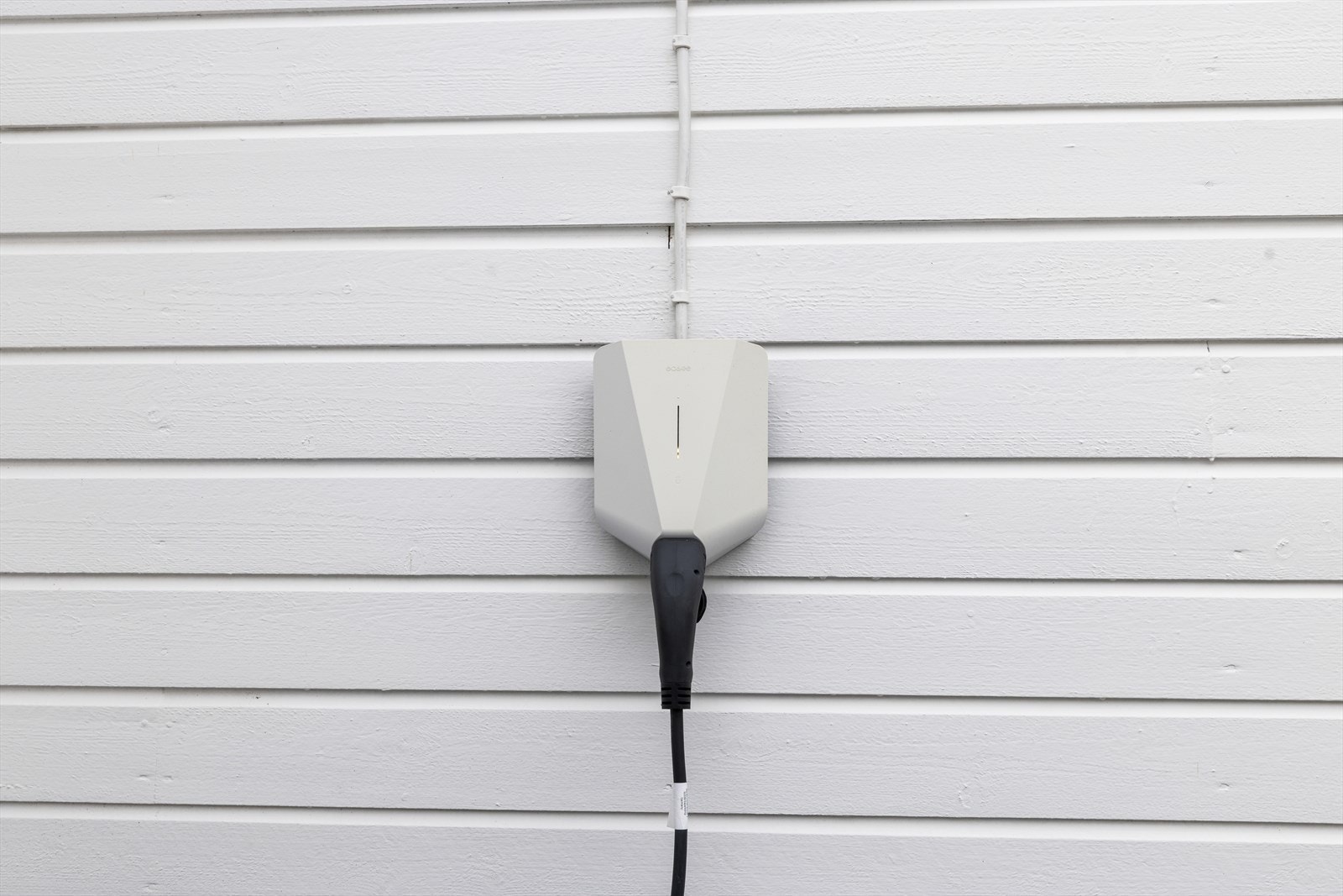 Ladeboks på vegg rett ved siden av parkeringsplassen Galleribilde