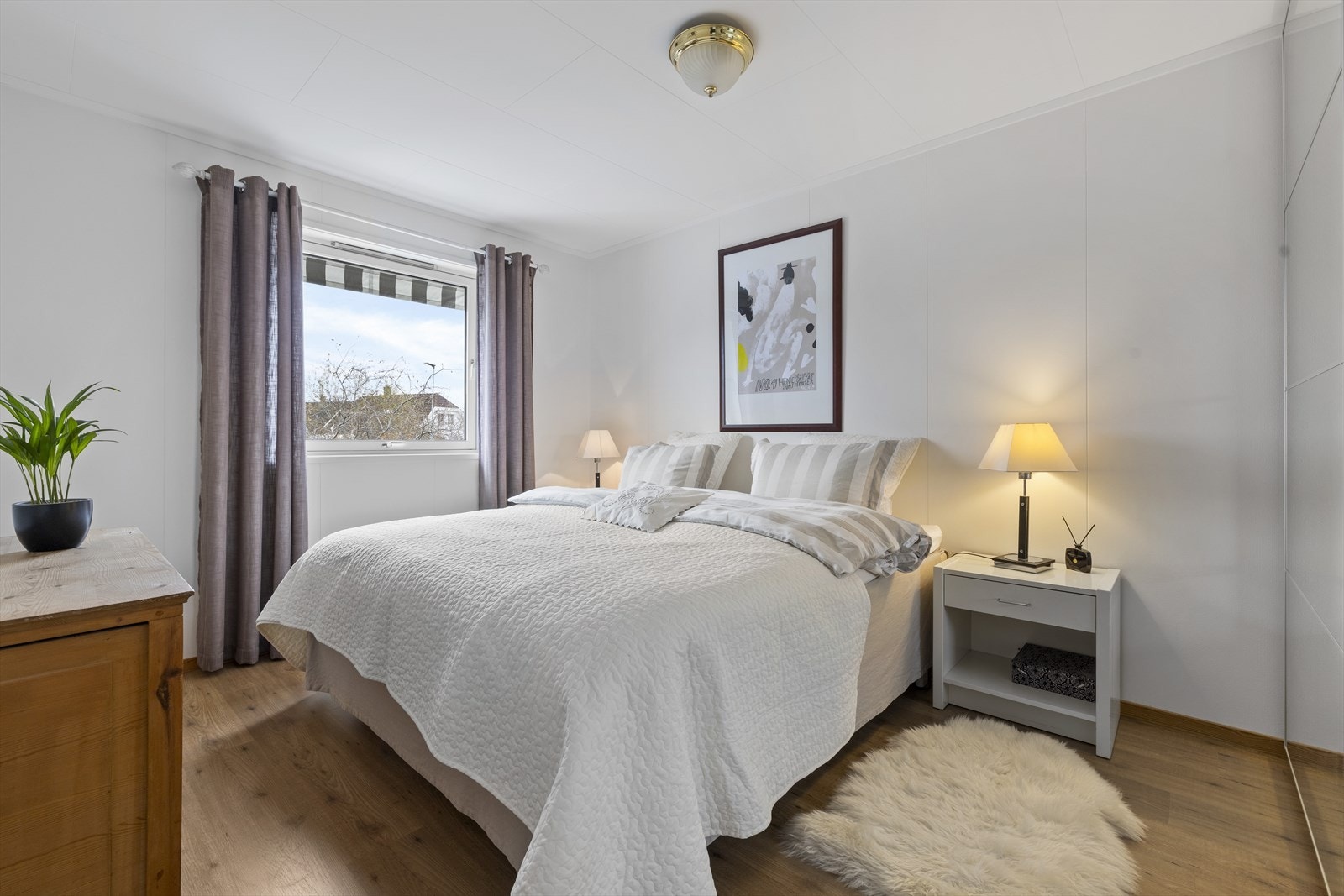 Hovedsoverom med god plass til dobbeltseng og nattbord på hver side hvis ønskelig Galleribilde