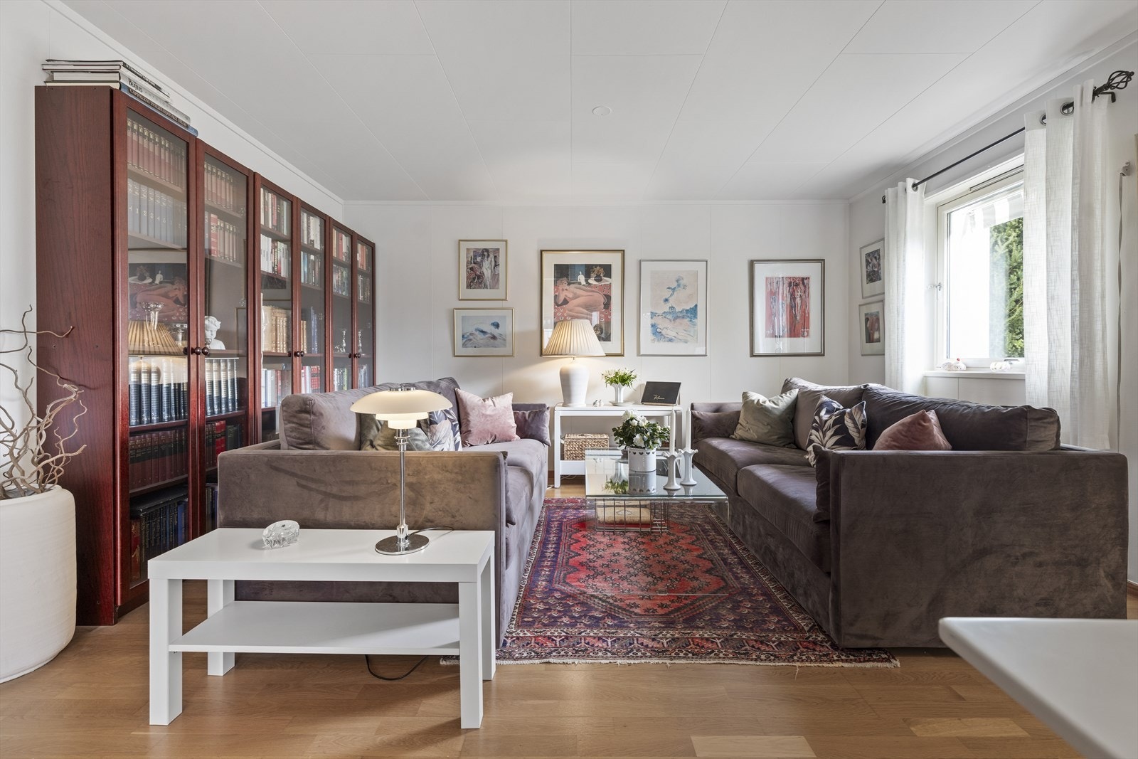 Sofagruppe samt bokhylle. Perkfekt område til å lage tv/sofagruppe hvis ønskelig Galleribilde