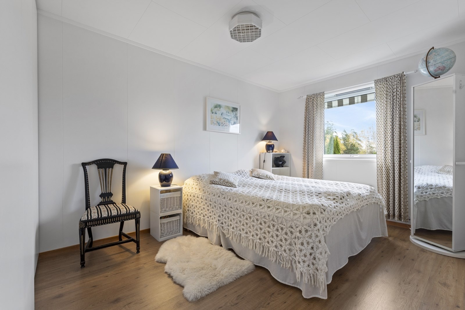 Soverom to er også av god størrelse med plass til dobbeltseng og nattbord Galleribilde