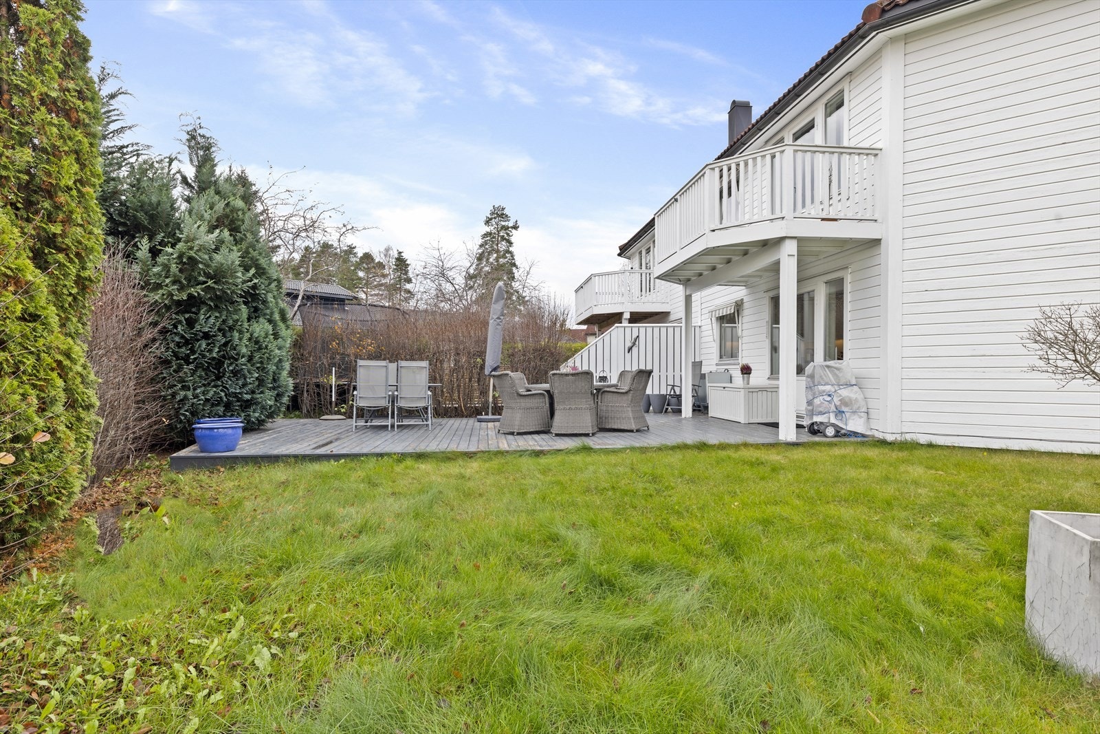 Tomannsboligen har også en hyggelig liten hage med gressplen Galleribilde