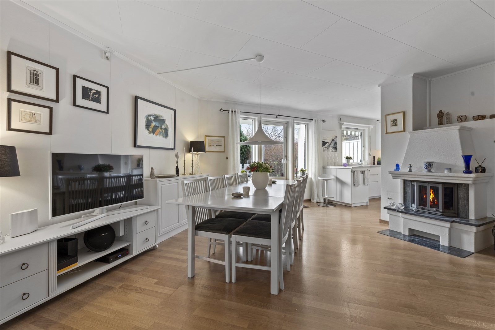 Elementpeis midt i stue. Meget behagelig på kalde vinterdager Galleribilde