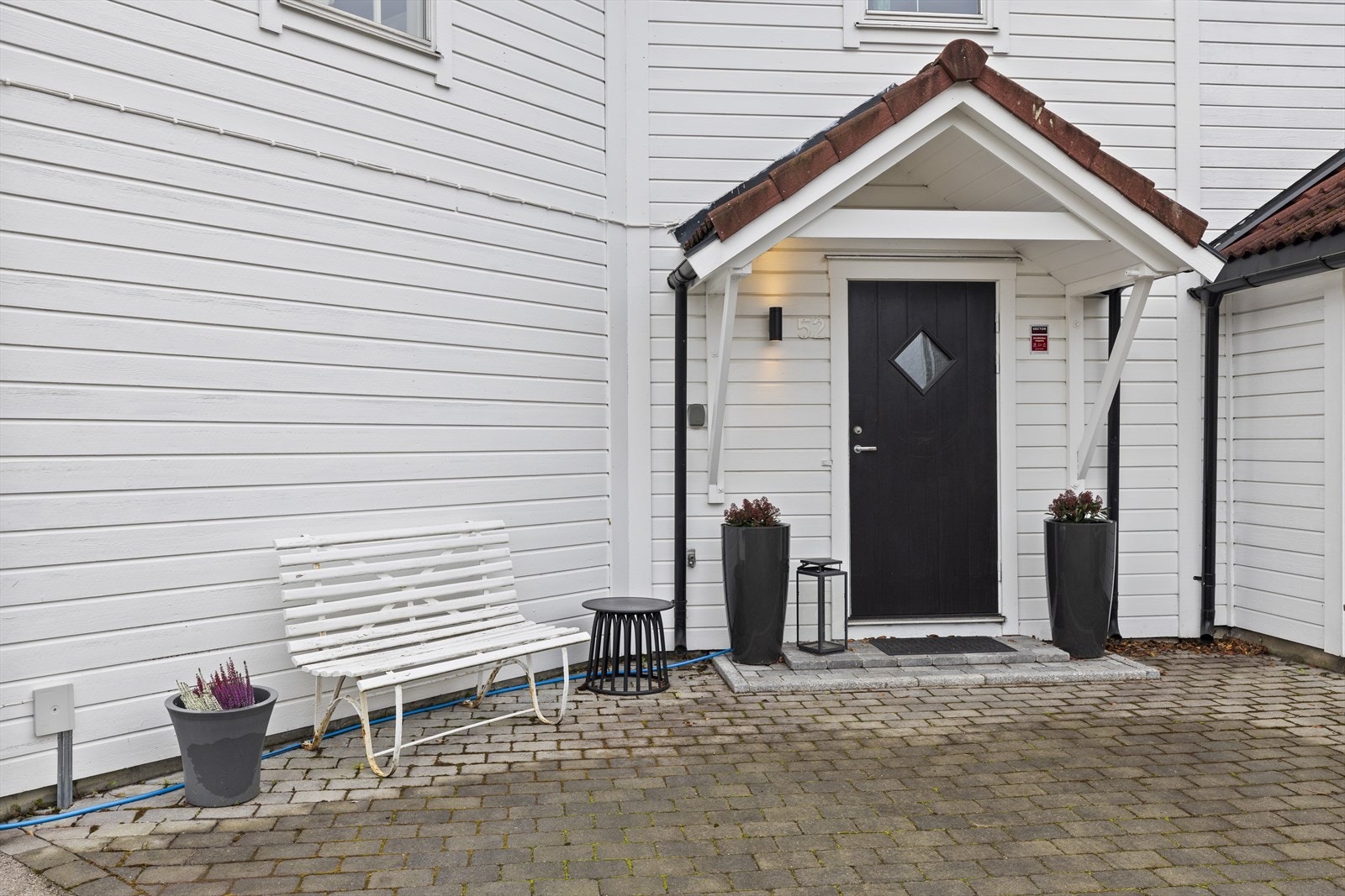 HYggelig inngangsparti med plass til diverse utemøblement Galleribilde