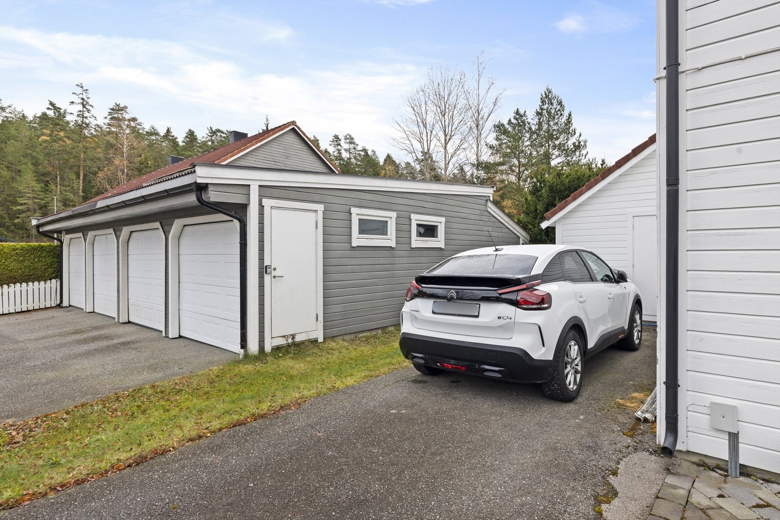 Parkeringsplass rett utenfor boligen Galleribilde