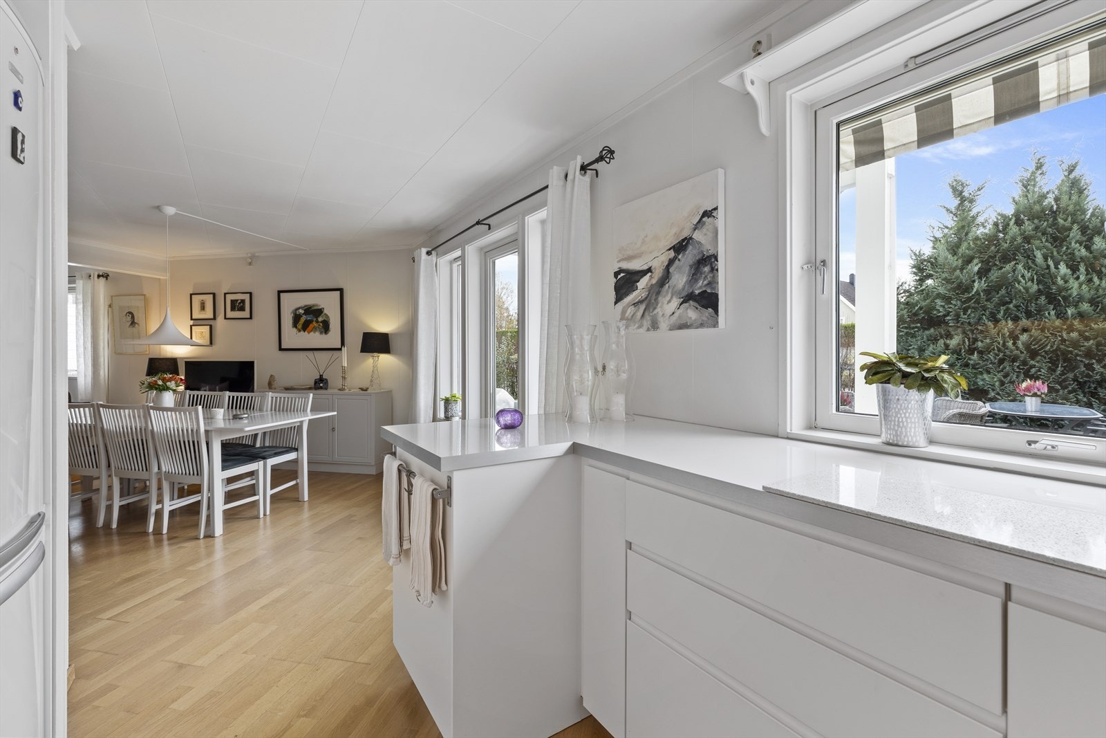 Her er det rikelig med både skap- og benkeplass Galleribilde