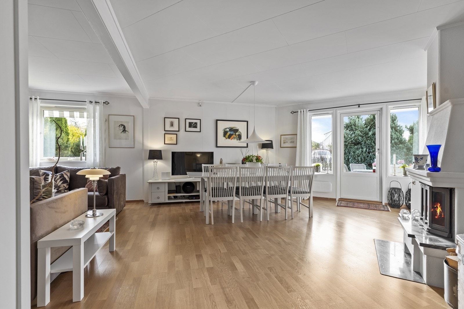 Romslig stue og lys stue Galleribilde