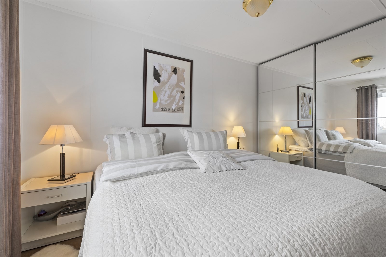 Skyvedørsgarderobe med speildører Galleribilde