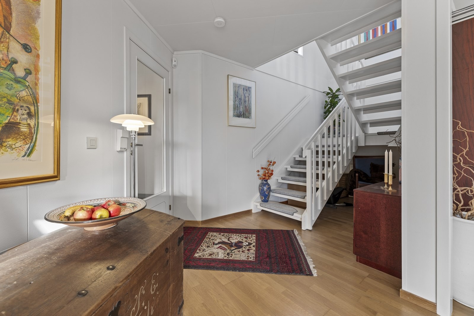 Her ser vi trappeløp opp til 2. etasje. God mulighet for lagringsplass under trapp Galleribilde