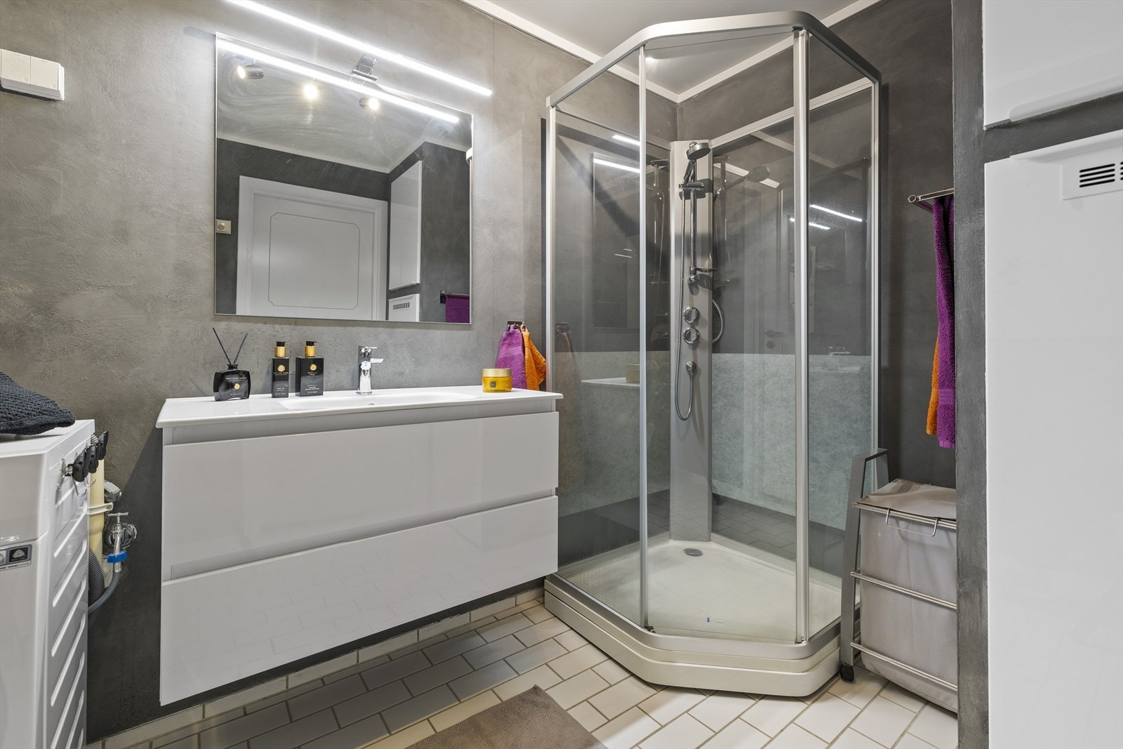 Servant med underskap, veggspeil og dusjkabinett Galleribilde