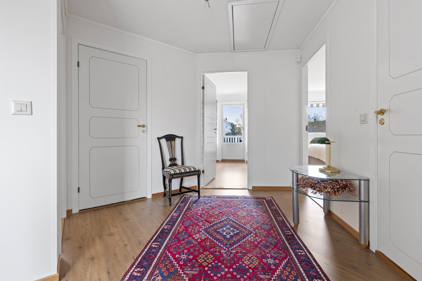 Stor gang i midten av etasjen som forener 3 soverom, innvendig bod og et bad Galleribilde