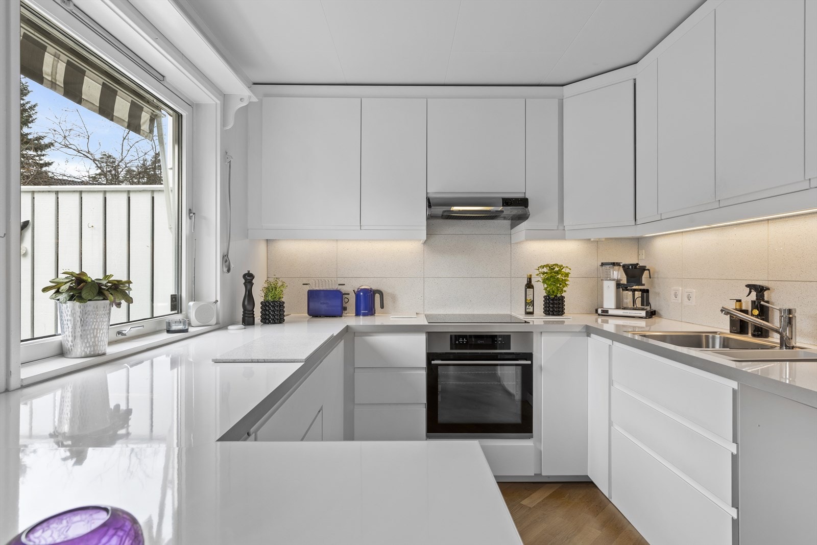 Kjøkkenet er fra IKEA 2017, glatte fronter og laminat benkeplate Galleribilde