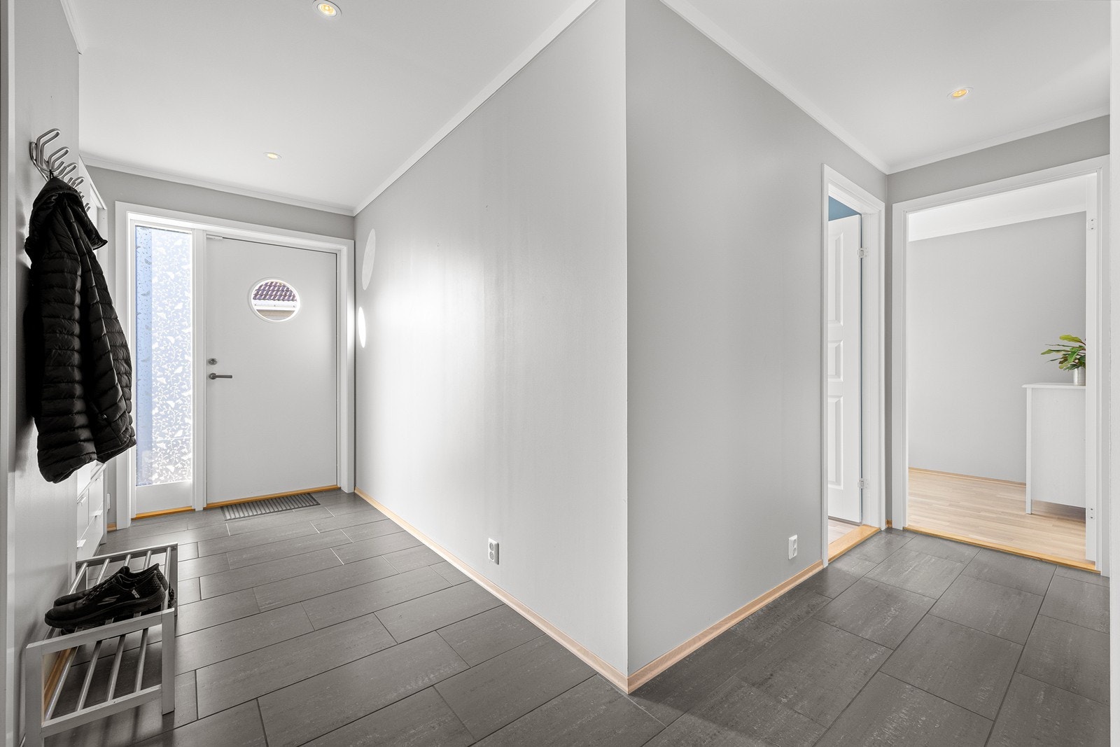 Velkommen inn! Til en gang med muligheter til å henge fra seg ytterklær. Galleribilde