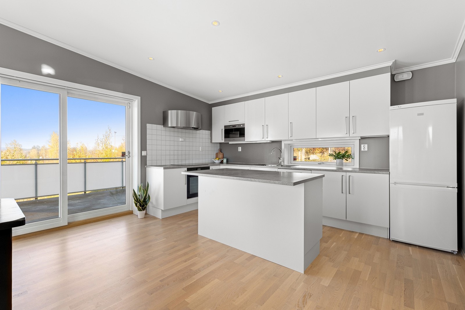 Romslig stue/kjøkken med åpen løsning. Galleribilde