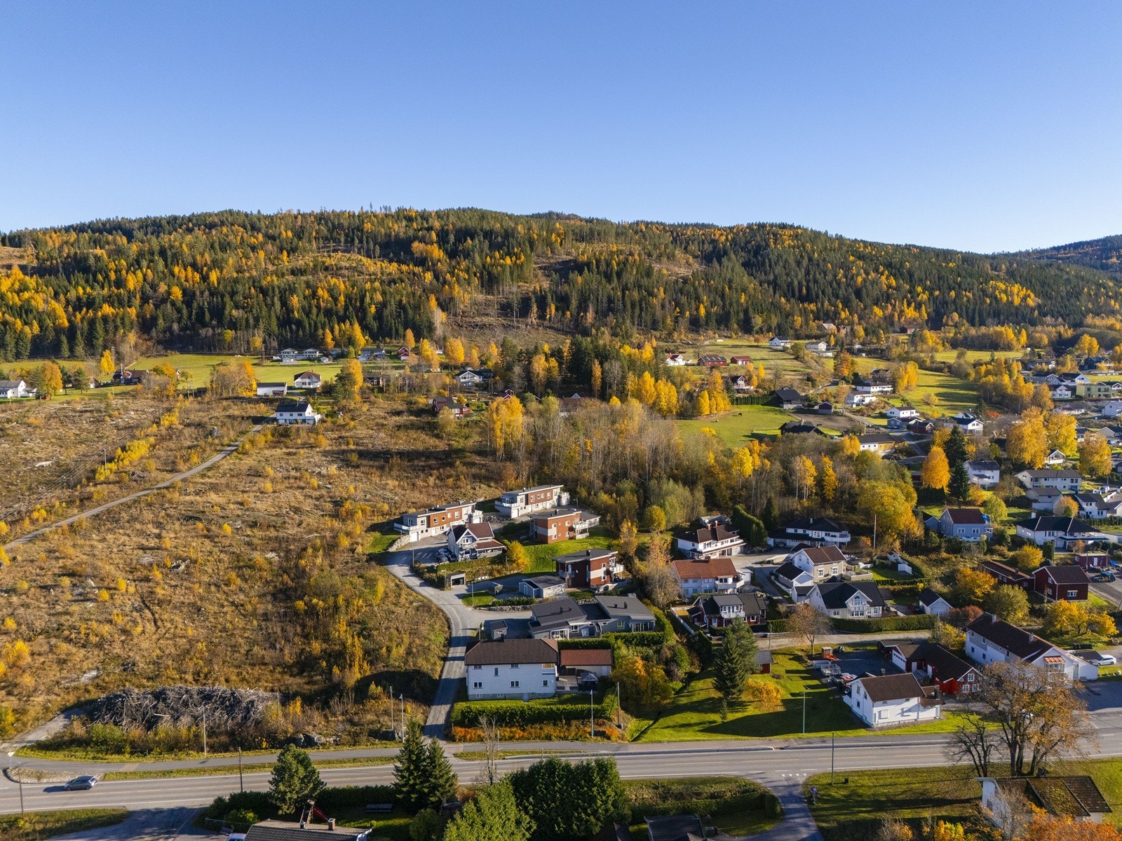 Det er gang- og sykkelvei fra boligområde til sentrum og kort avstand til bussholdeplass. Galleribilde