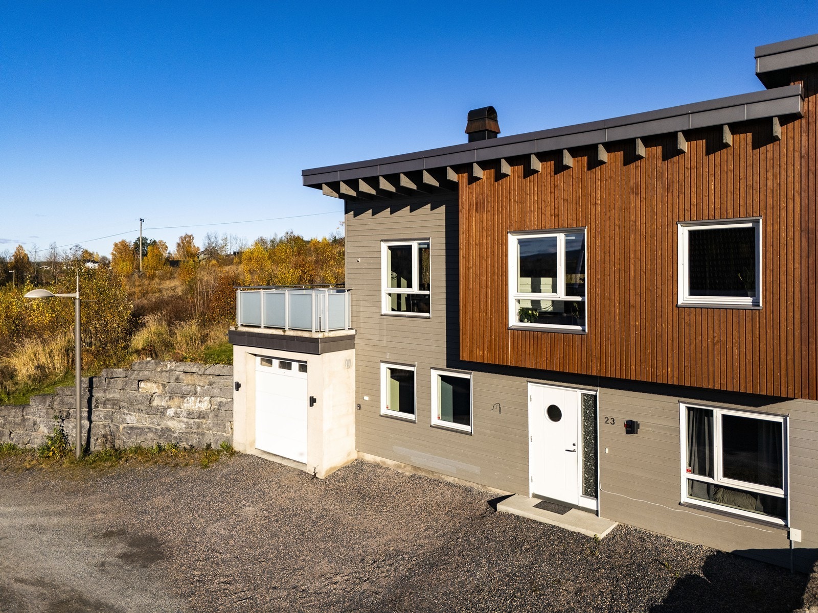 Det er parkering i garasje. Galleribilde