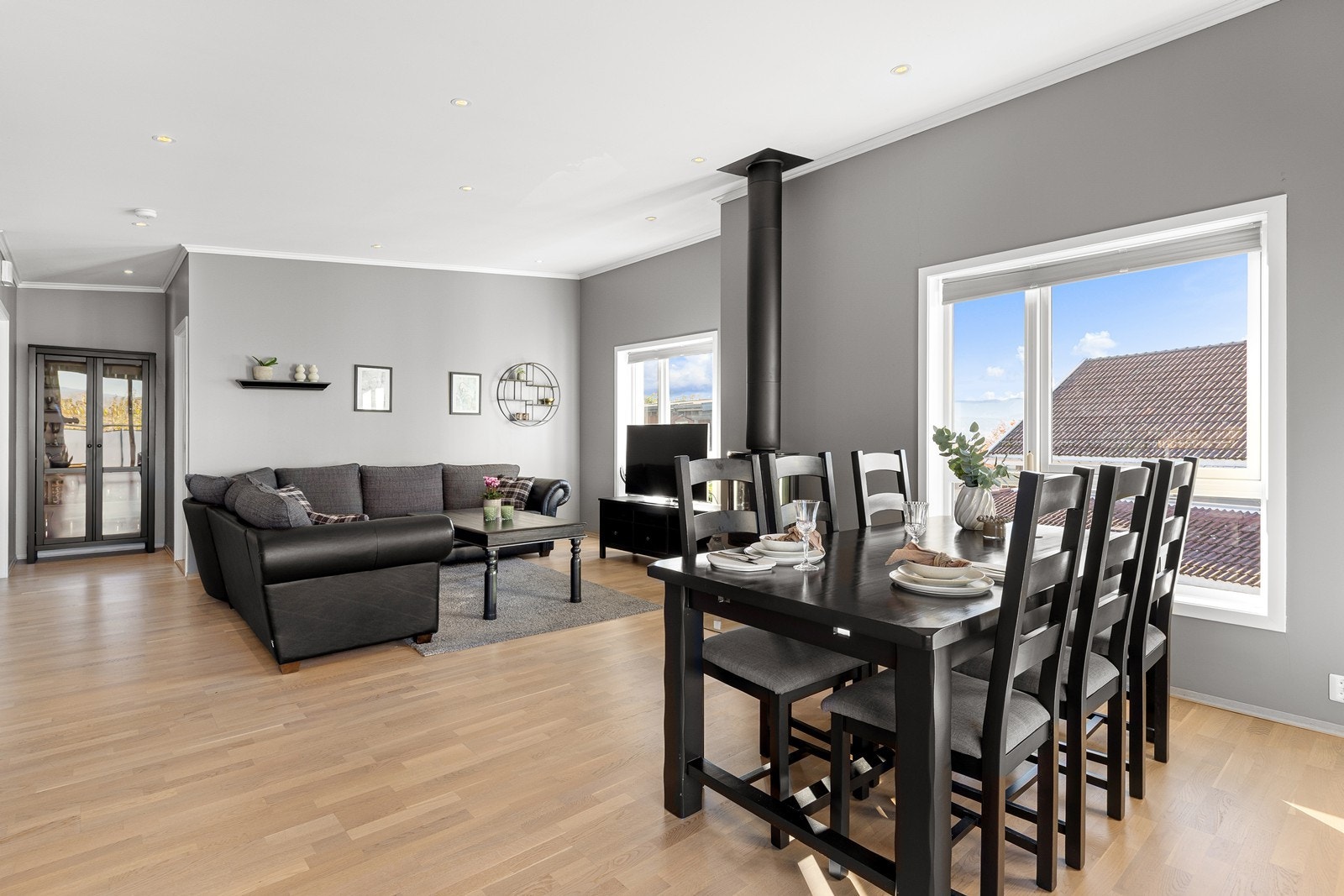 Lun og delikat stue med tidsriktige farger hvor det er installert både peisovn og varmepumpe. Galleribilde