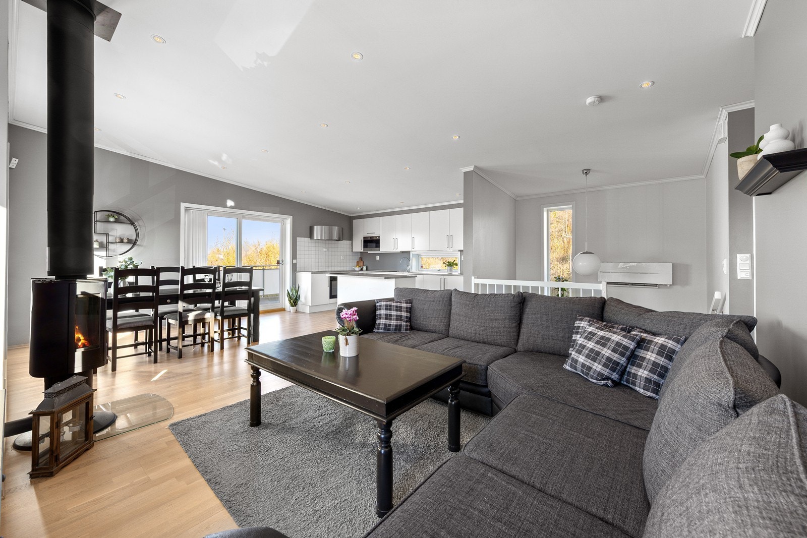 i stuen er det plass til flere soner for møblering. Galleribilde