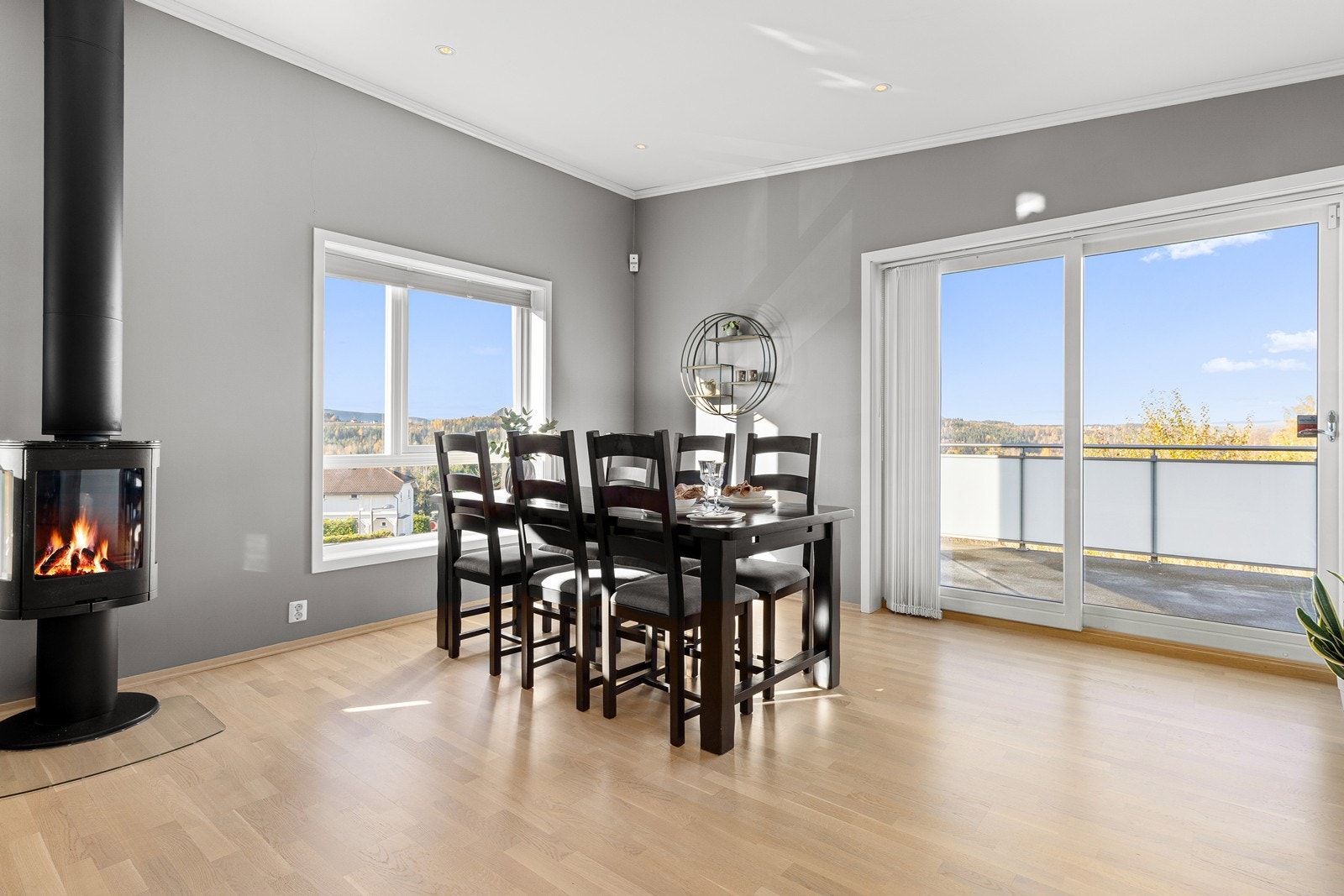 Stuen har god takhøyde og store vindusflater som gir boligen fin atmosfære og god romfølelse. Galleribilde