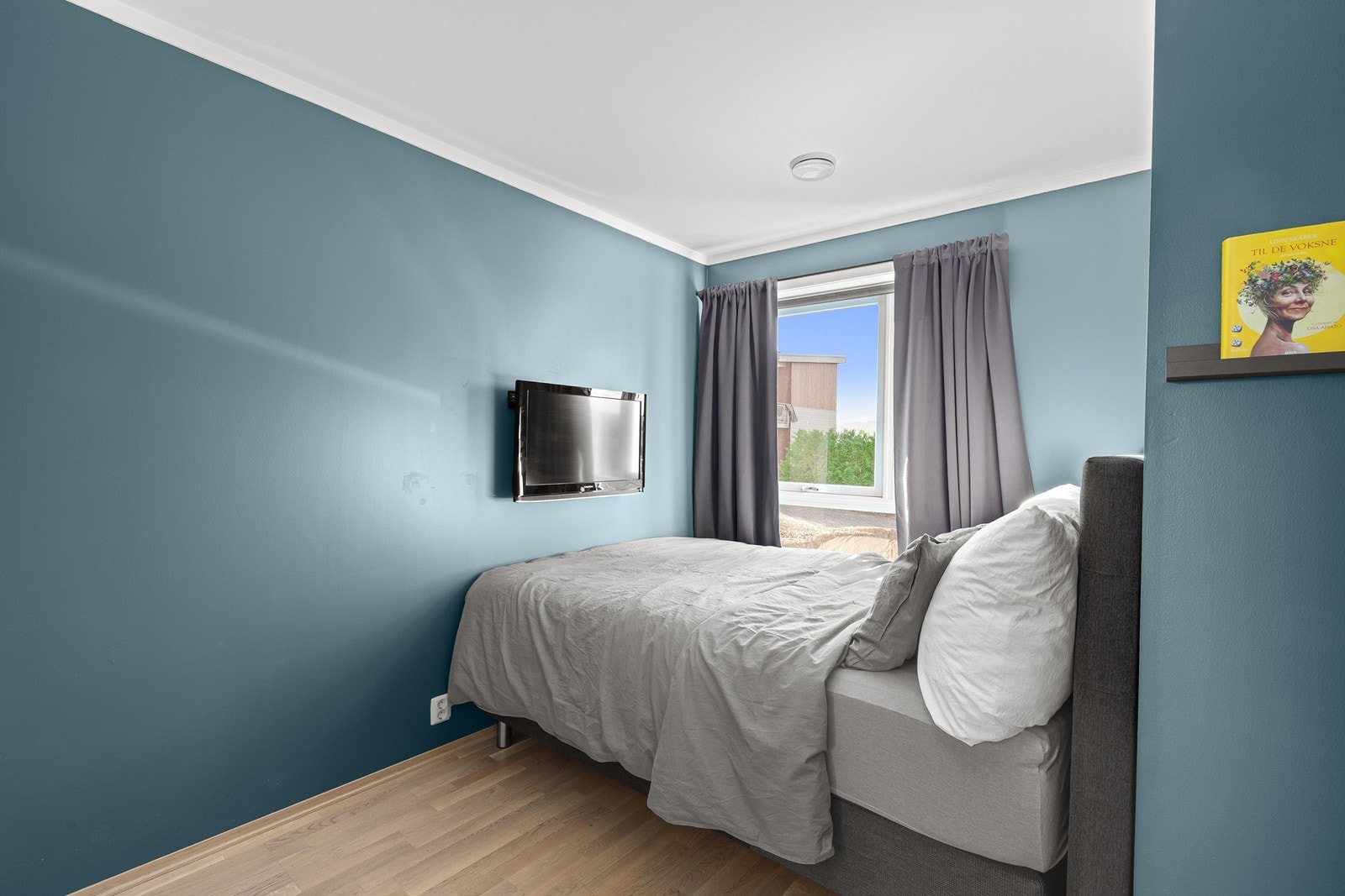 Boligen har 4 soverom. Dette har plass til seng og nattbord. Galleribilde