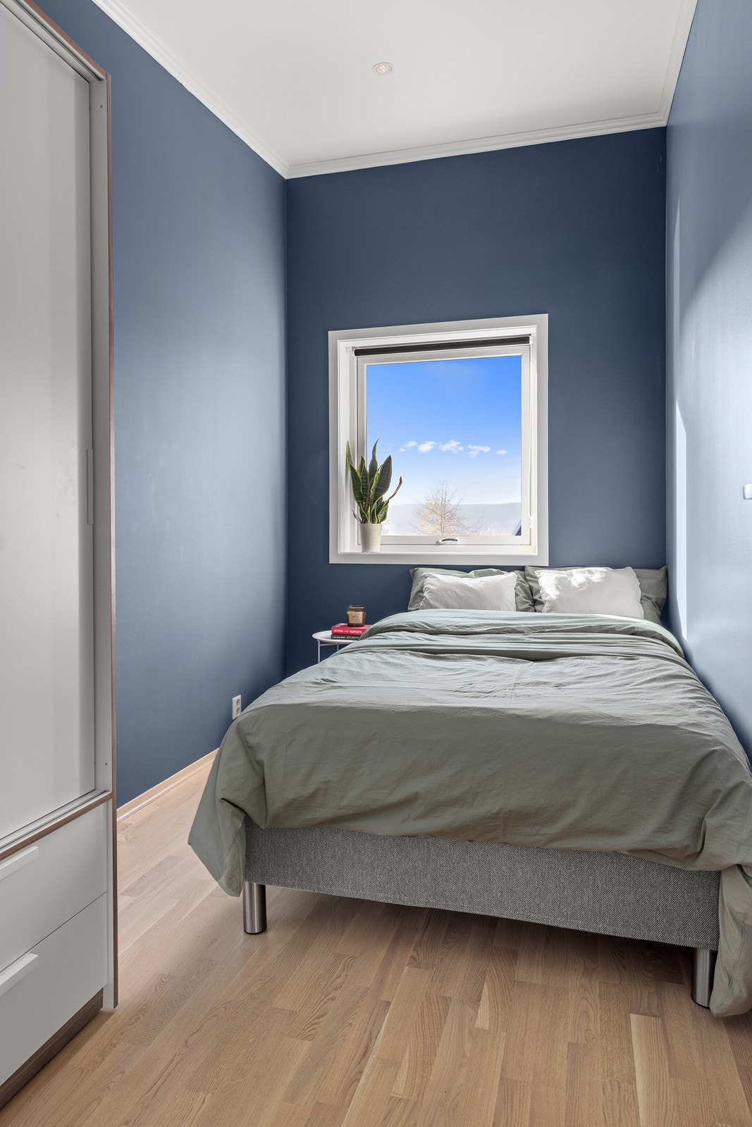 Det er garderobeskap til oppbevaring. Galleribilde