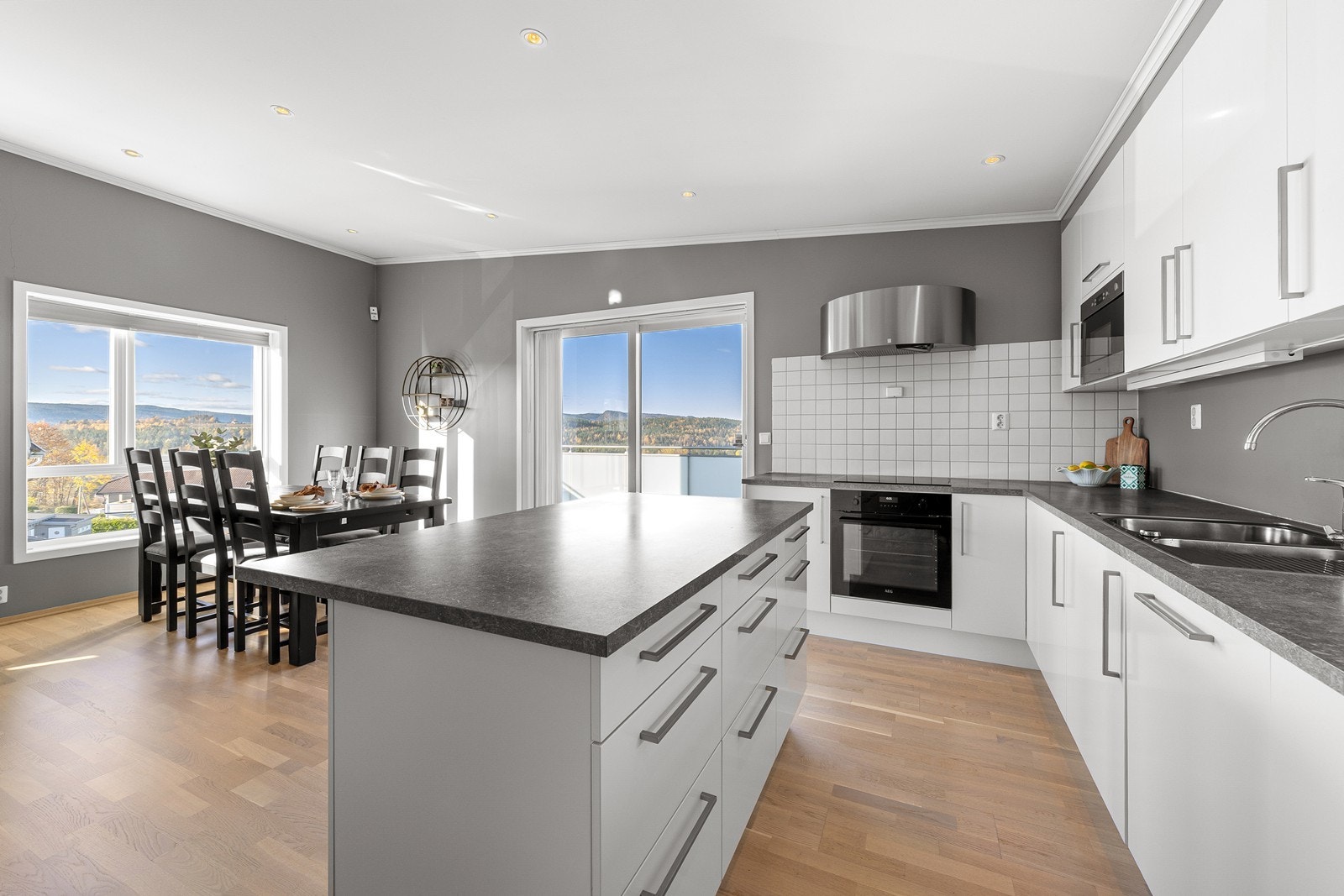 Praktisk kjøkkenøy med barløsning og god skapplass. Galleribilde