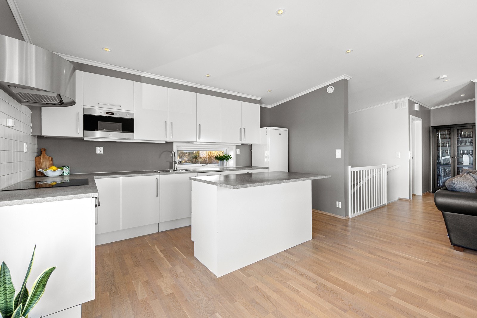 Det er montert kvalitets kjøkken fra Sigdal med slette laminerte fronter, samt integrert oppvaskmaskin og komfyr. Galleribilde