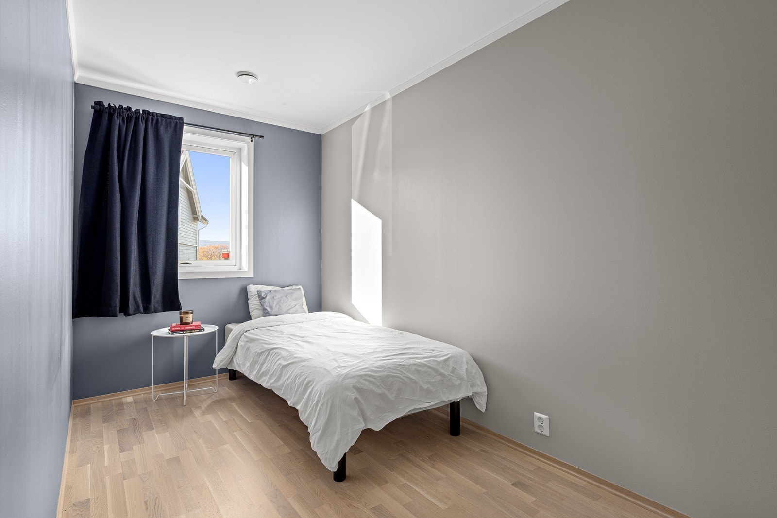 Her er det plass til seng og nattbord. Galleribilde