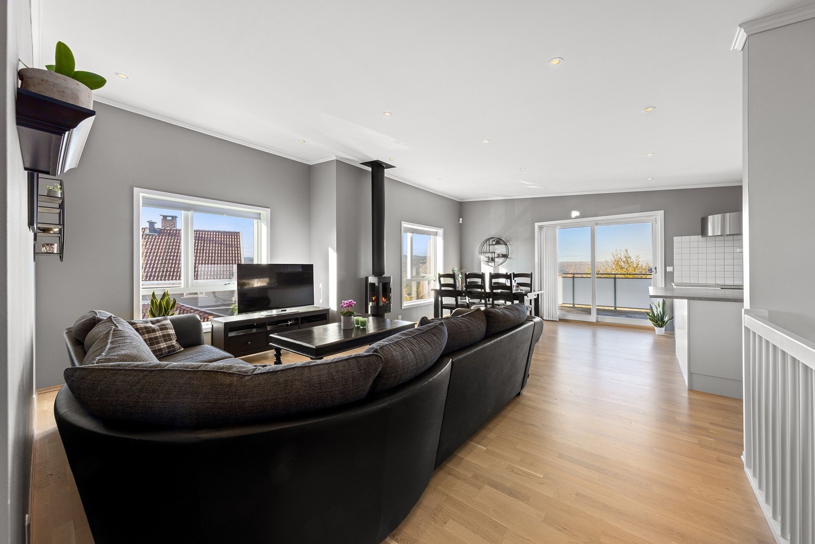 Her er det plass til stor sofa med bord og tv benk. Galleribilde