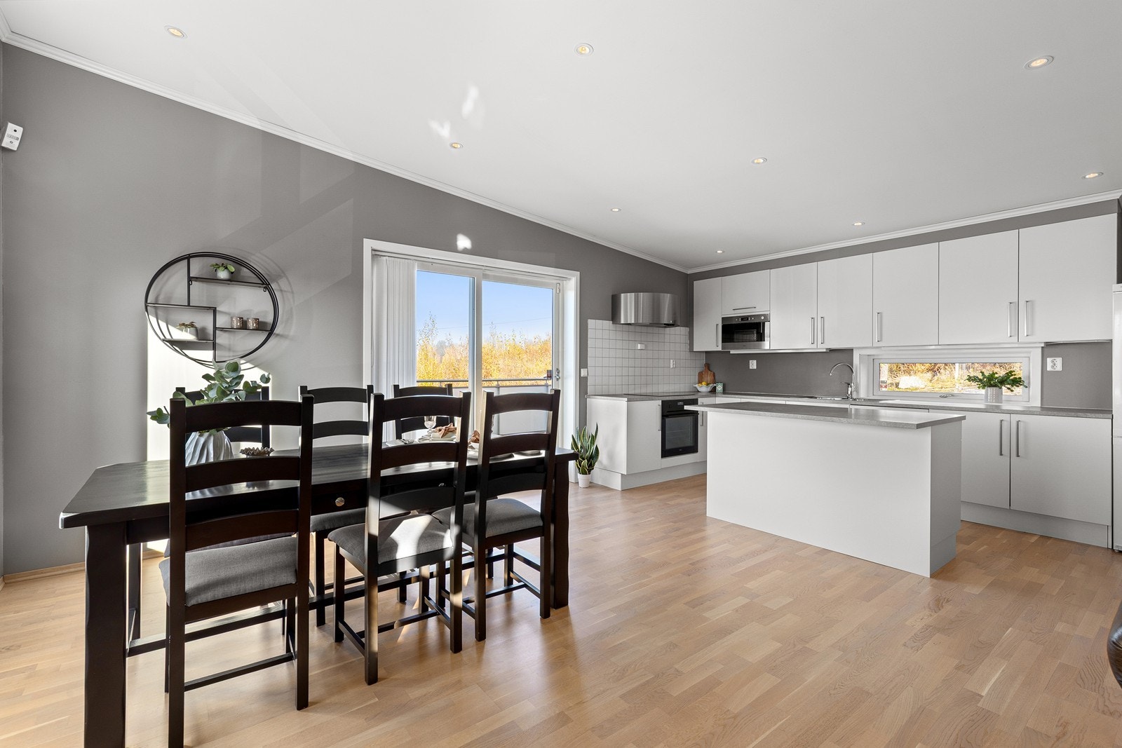 Det er godt med lys i taket av spotter. Galleribilde