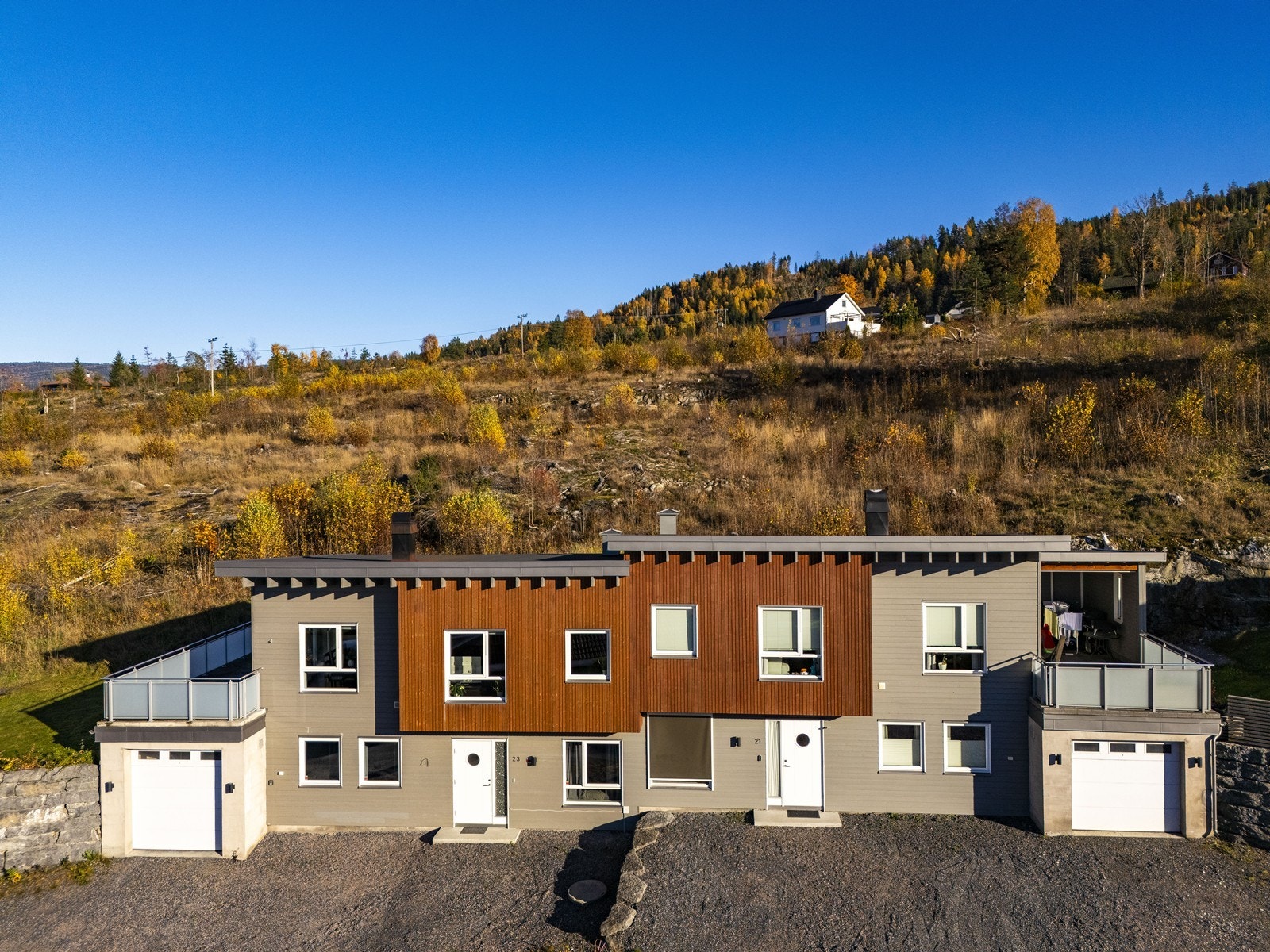 Fra eiendommen er det gangavstand til barnehage, barne- og ungdomsskole, videregående skole, butikker og de fleste servicetilbud. Galleribilde