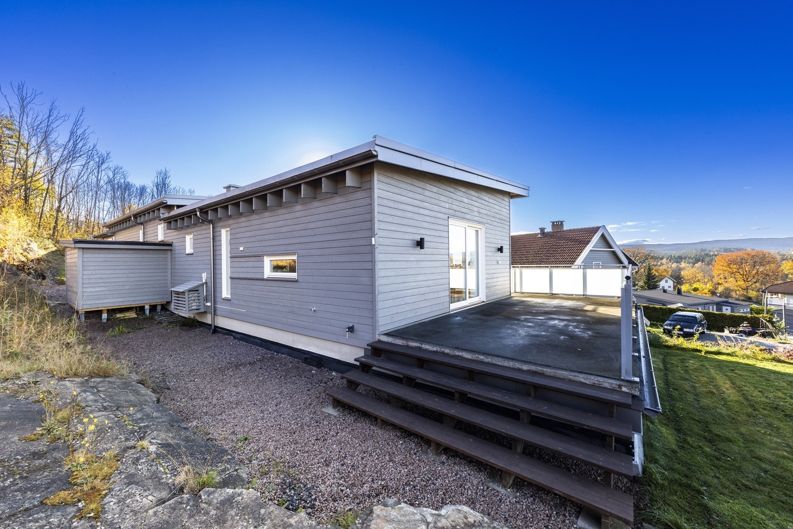 Fra terrassen er det trapp ned til hagen. Galleribilde