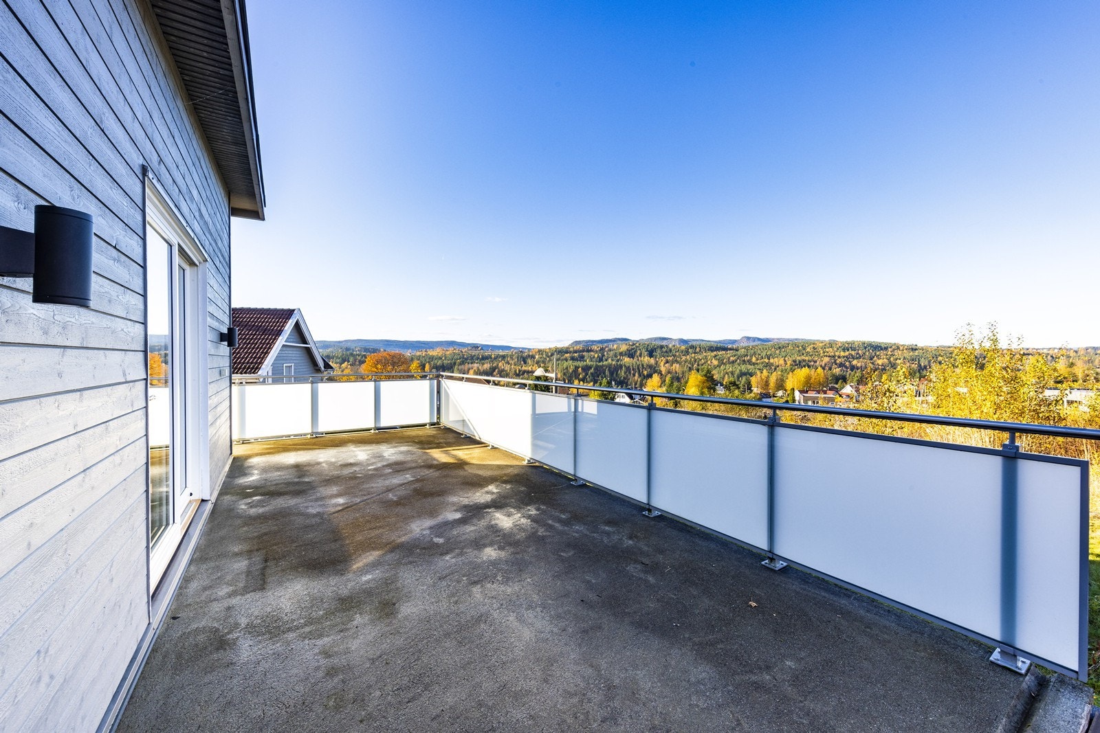 Terrasse plassert over garasje med adkomst fra stue/kjøkken. Terrassen er på 25m². Galleribilde