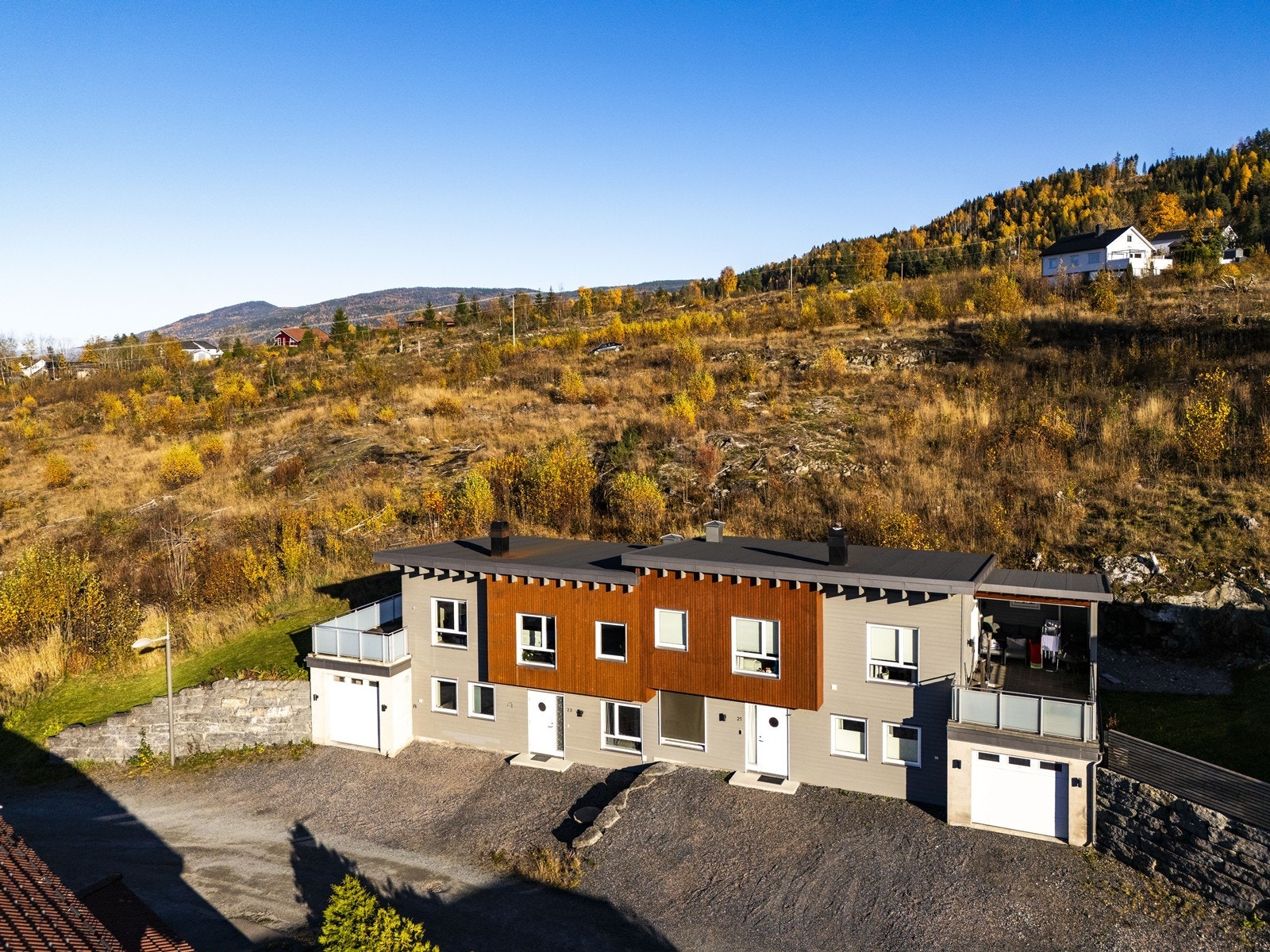 Eiendommen ligger i et etablert og barnevennlig boligområde like utenfor Åmot sentrum. Galleribilde