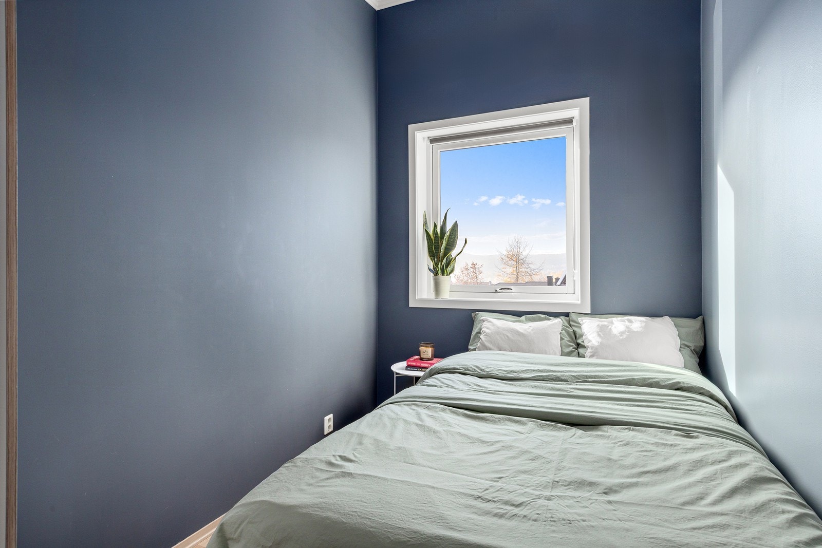 Her er det plass til en seng. Galleribilde